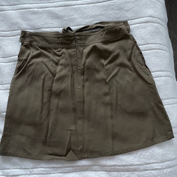 Size S/M, forever 21. Never worn. Green mini skirt with pockets! - Picture 4 of 4